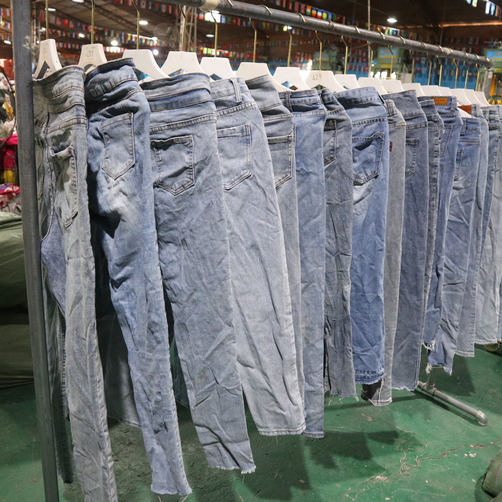 Cheap Wholesale Good Quality Second Hand Ladies Denim Used Jeans Stock Clothing White Jeans