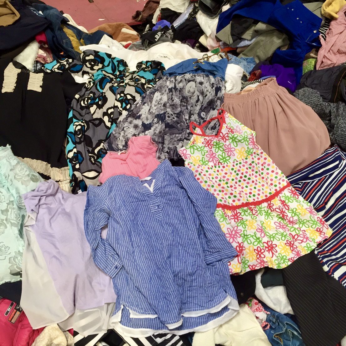 Second-Hand Ladies Cheap Used Clothes Reuse Shop