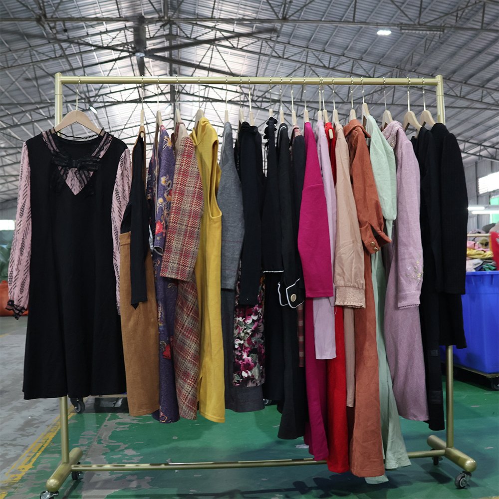 Thrift clothes bales female clothes bale used dresses women bales and top used clothes wholesale