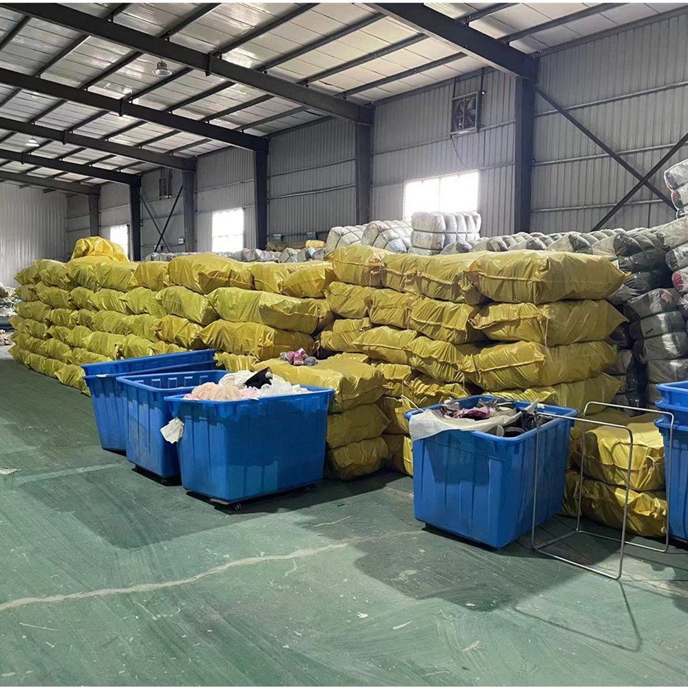 Wholesale Fashion Quality Bale Second hand Clothes Factory Selling 45Kg Small Bale Canada Used Clothes Bales