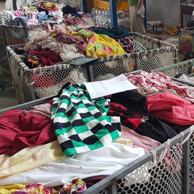 Low price quality summer mixed used clothes in bulk for men and women