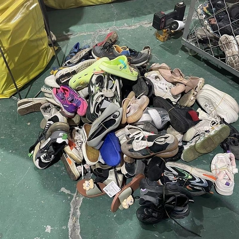 Used clothes used sneakers shoes for man second hand shoes stock