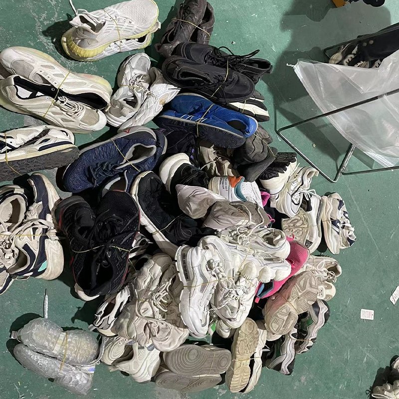 Used clothes used sneakers shoes for man second hand shoes stock