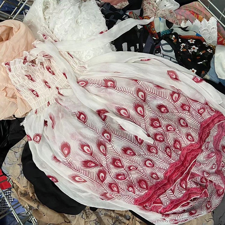 Promotional low price bales mixed sorted second hand women dress men t shirt used clothing summer