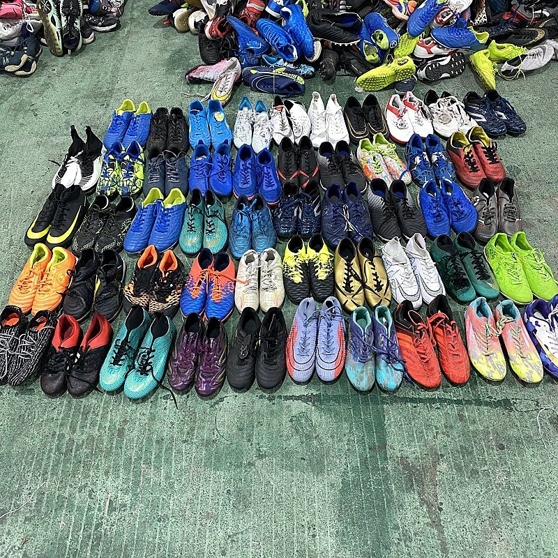 International brands and Chinese brands used brand turf soccer shoes men second hand used football soccer shoes boots original