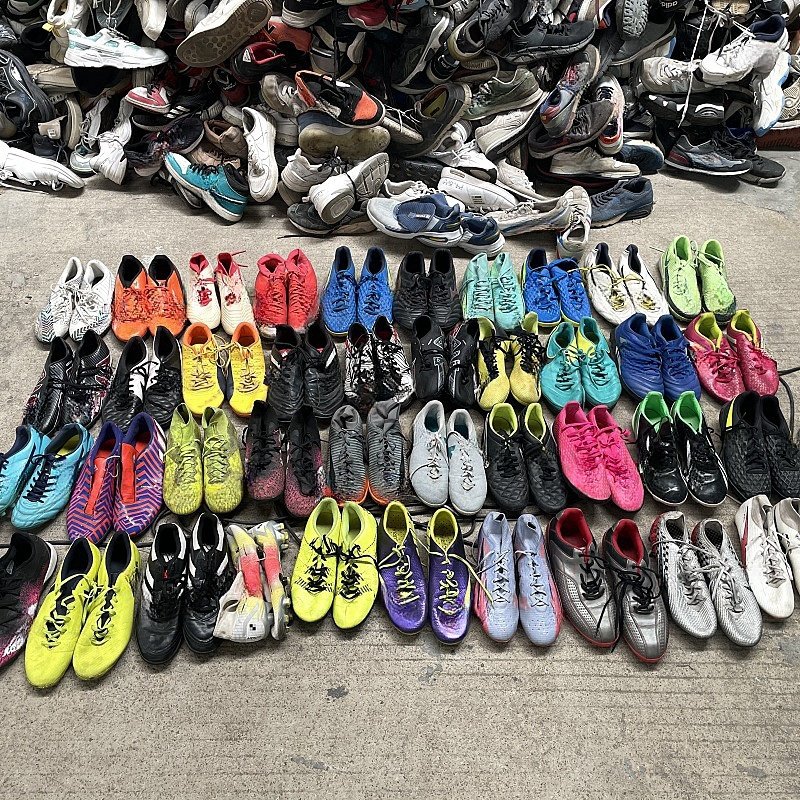 International brands and Chinese brands used brand turf soccer shoes men second hand used football soccer shoes boots original