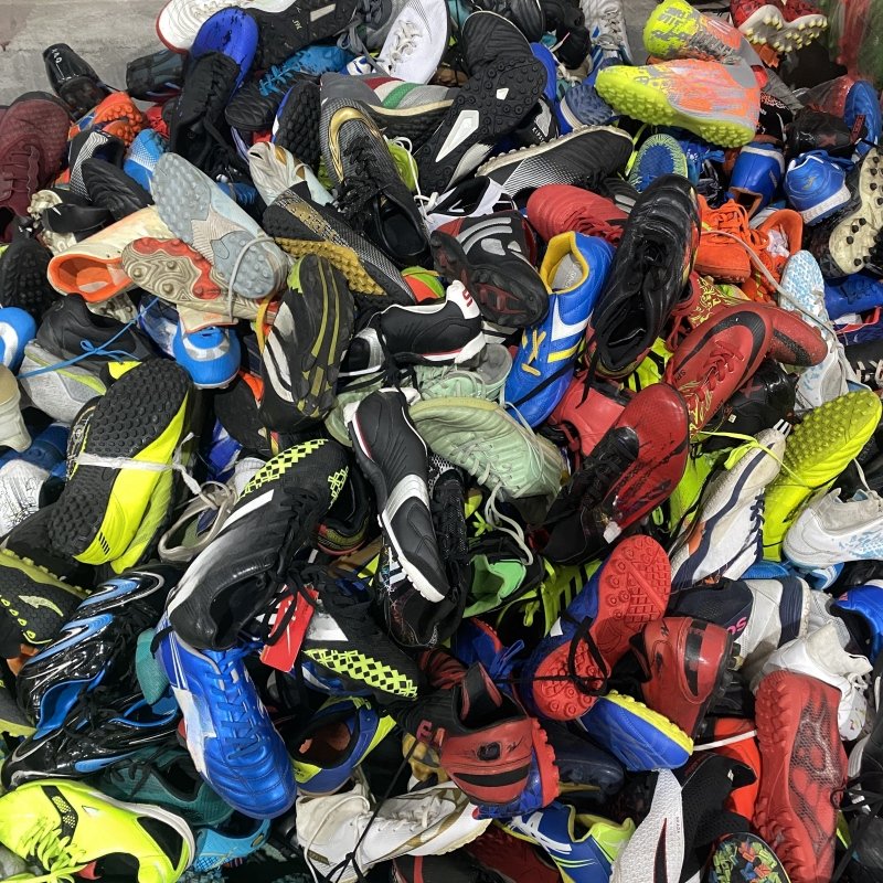 International brands and Chinese brands used brand turf soccer shoes men second hand used football soccer shoes boots original