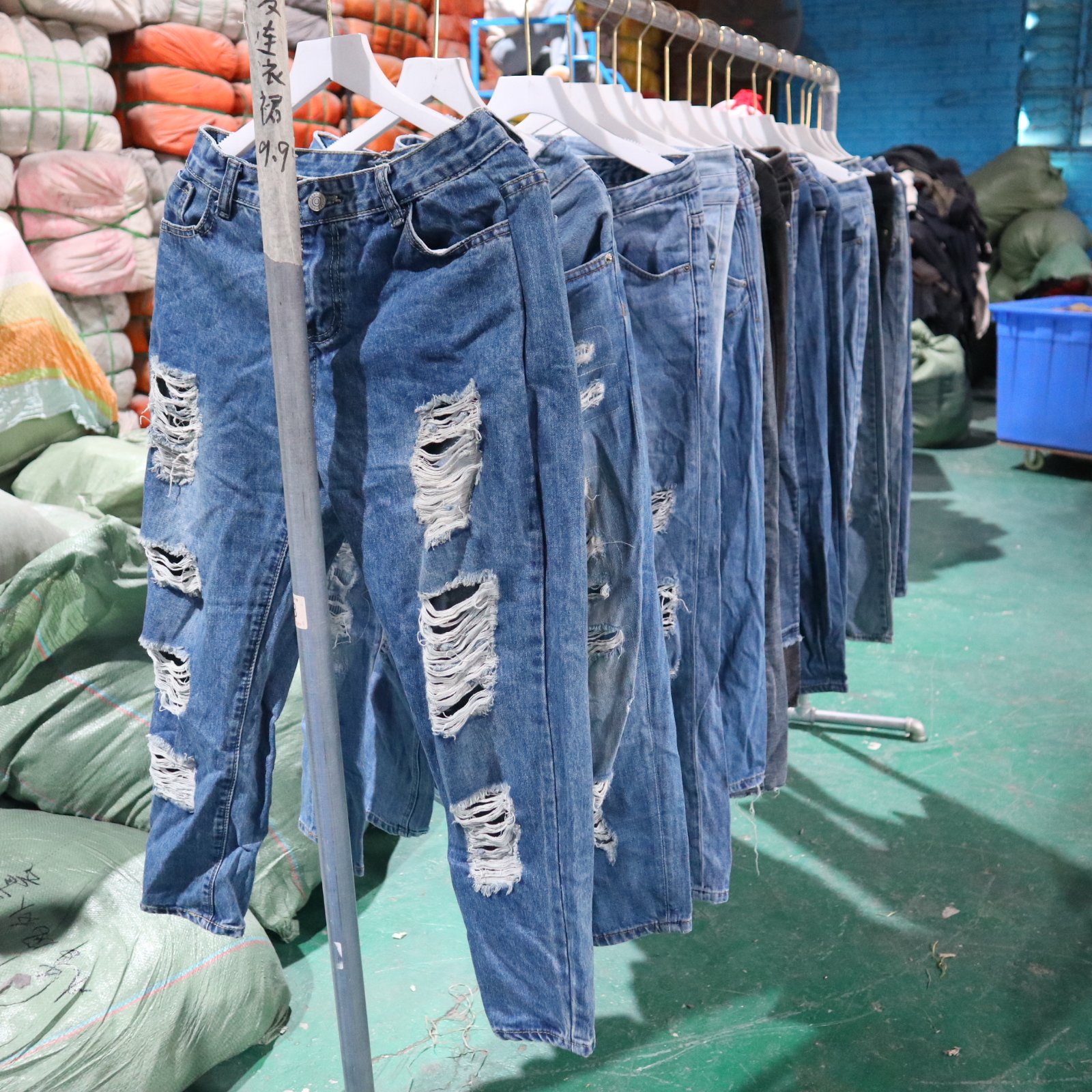 Fashionable and beautiful used jeans pants ripped used bags bales second hand denim ripped jeans pants
