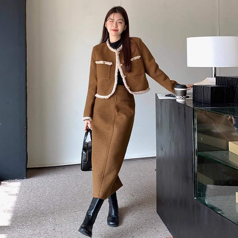 Boutique Wholesale 2024 Autumn New Fashionable Retro Contrasting Coat Versatile Bag Hip Half Skirt Women's Set