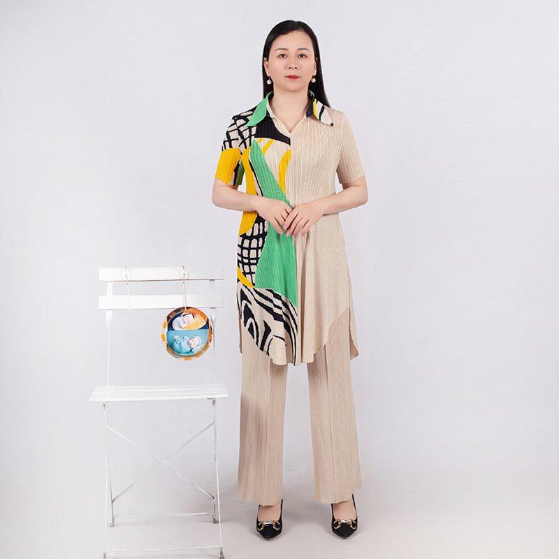 Tianbao pleated clothing 2023 summer new printed lapel short sleeve temperament large size women's pleated two-piece sets