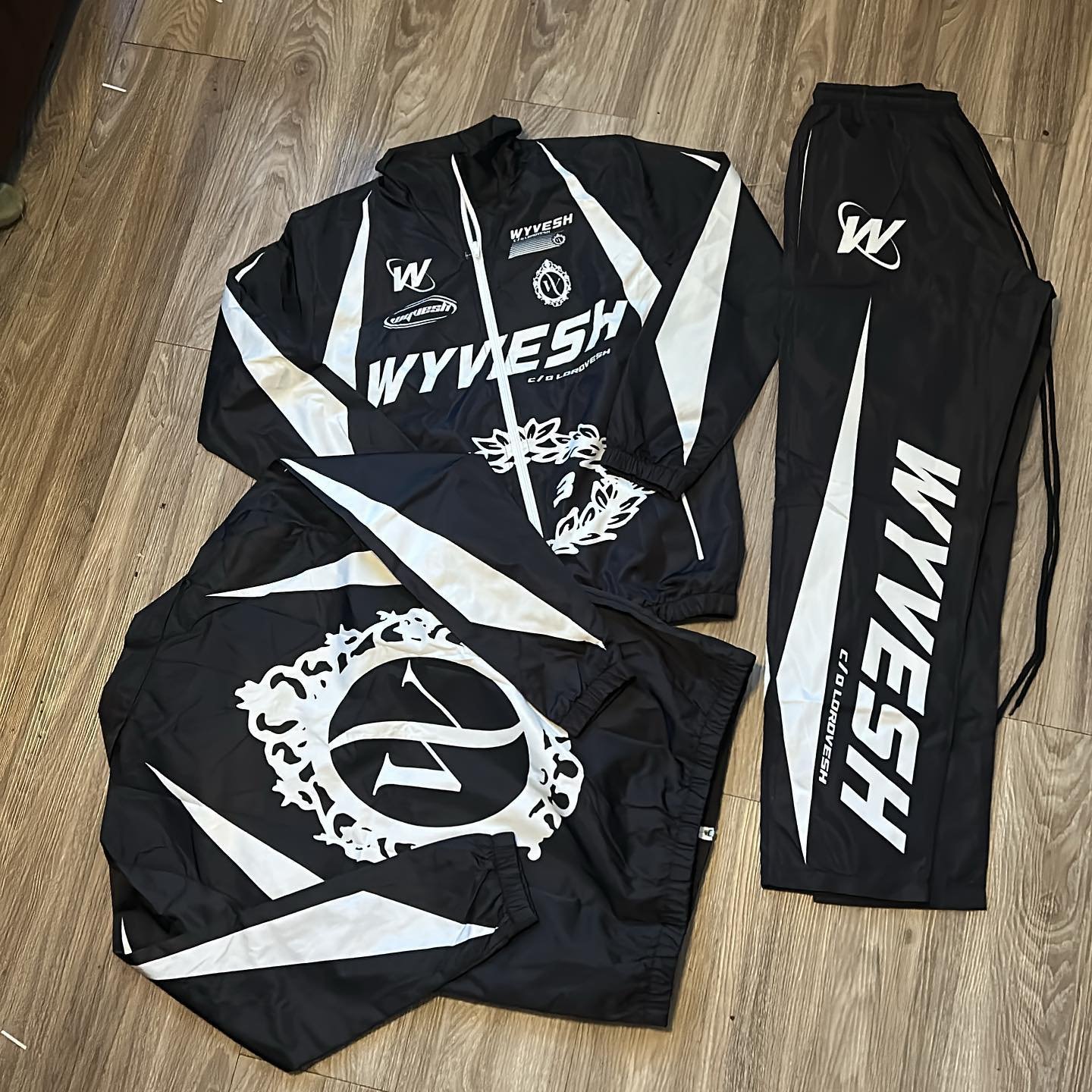 Luxury Joggers Men Tracksuit Manufacturers,Nylon Custom Jogging Track Suit Men,Custom Blank Windbreaker Nylon Tracksuit For Men