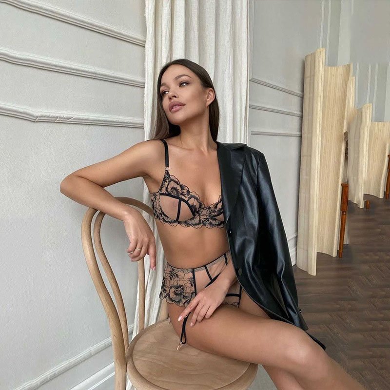IHOOV Lace Mesh Black Embroidered With Steel Ring Gathers 3 Pcs women's thongs panty sexy Lingerie bra & brief sets