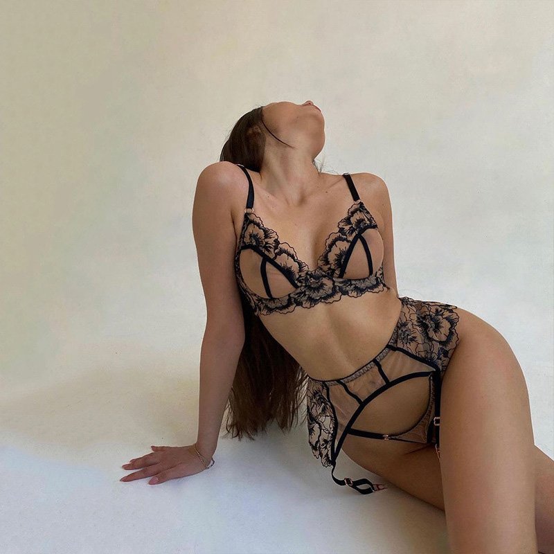 IHOOV Lace Mesh Black Embroidered With Steel Ring Gathers 3 Pcs women's thongs panty sexy Lingerie bra & brief sets
