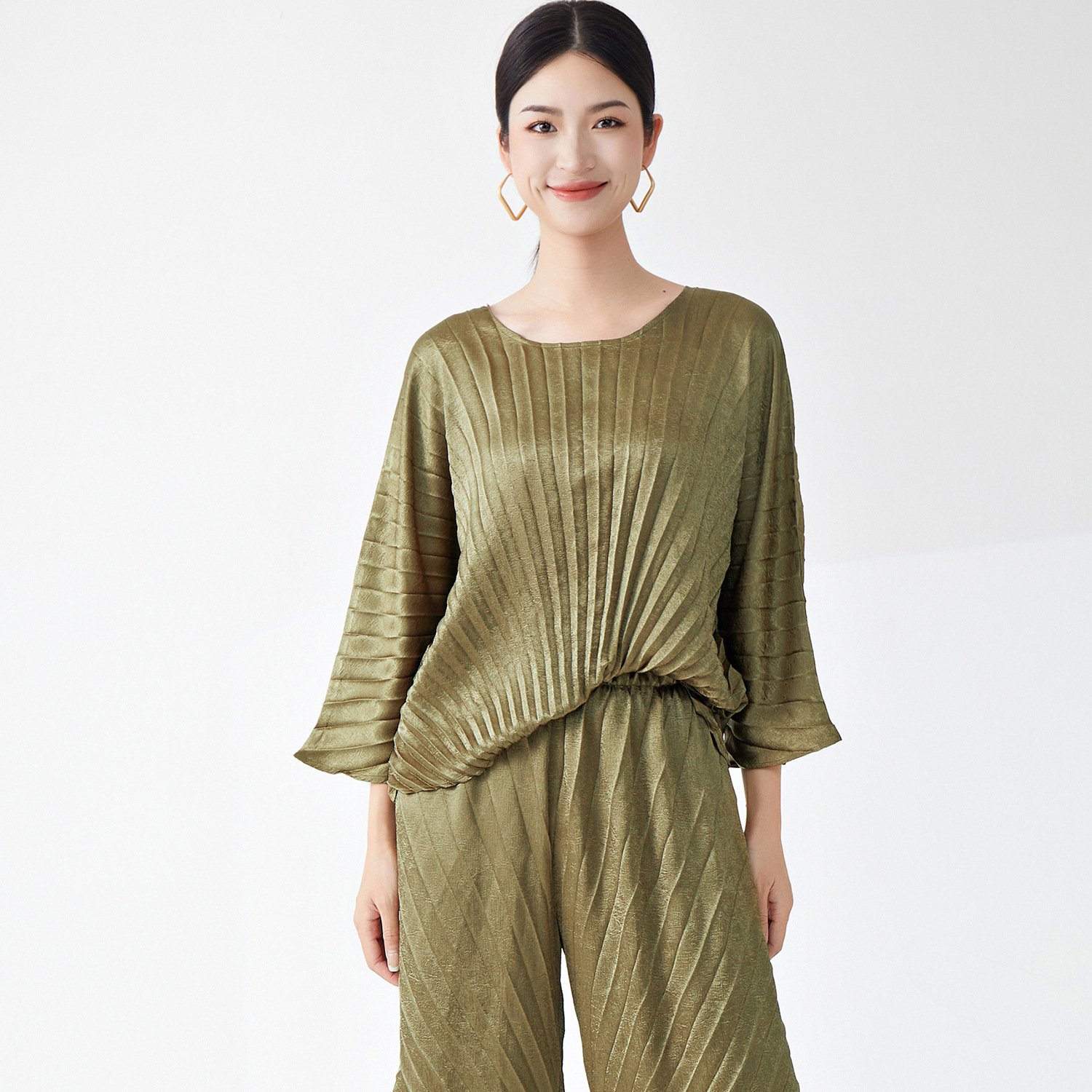 Elegant Korean Style O-Neck Women's Set Pleated Cropped Pants & Loose Fit Top Comfortable & Stylish