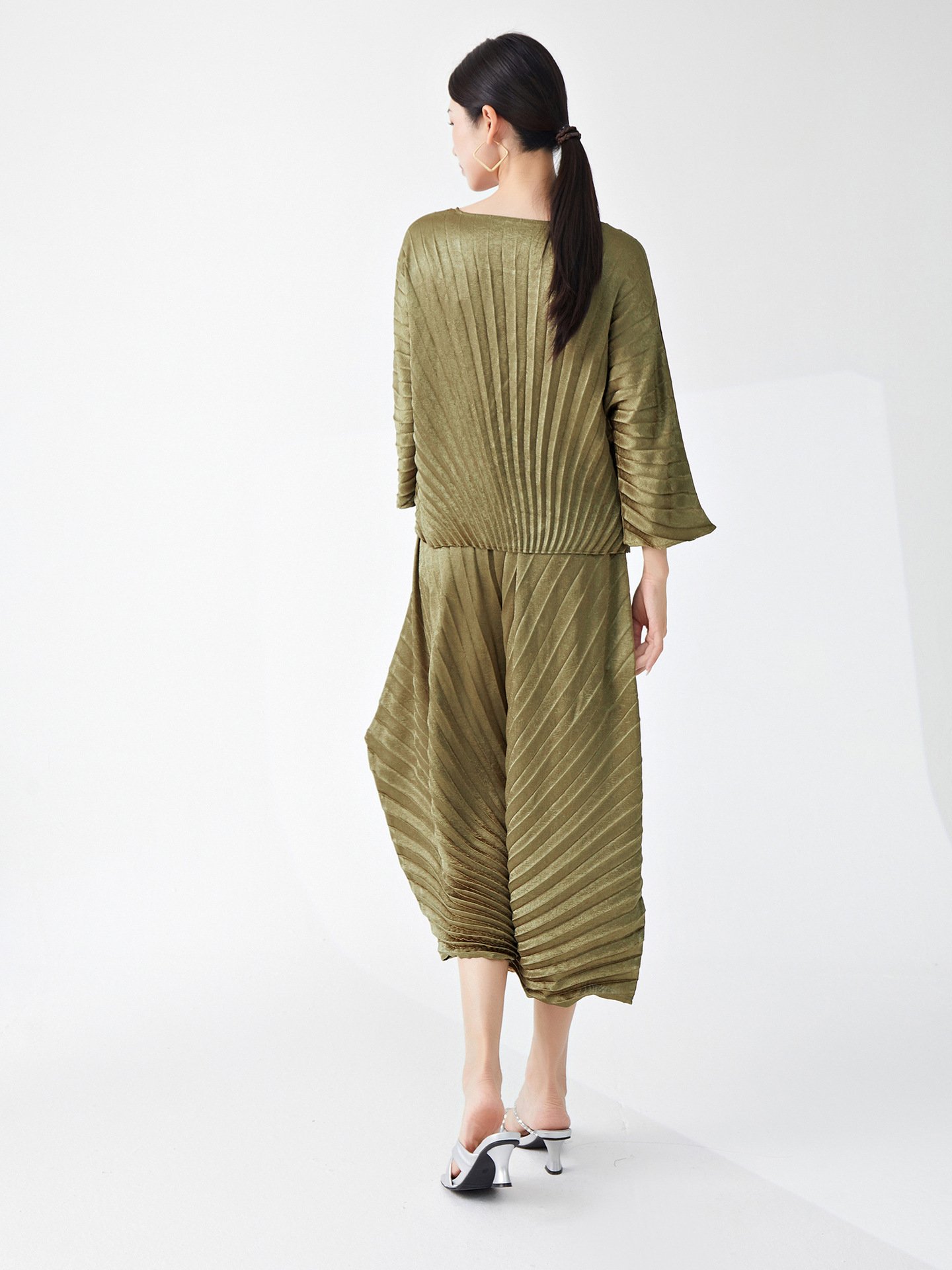 Elegant Korean Style O-Neck Women's Set Pleated Cropped Pants & Loose Fit Top Comfortable & Stylish