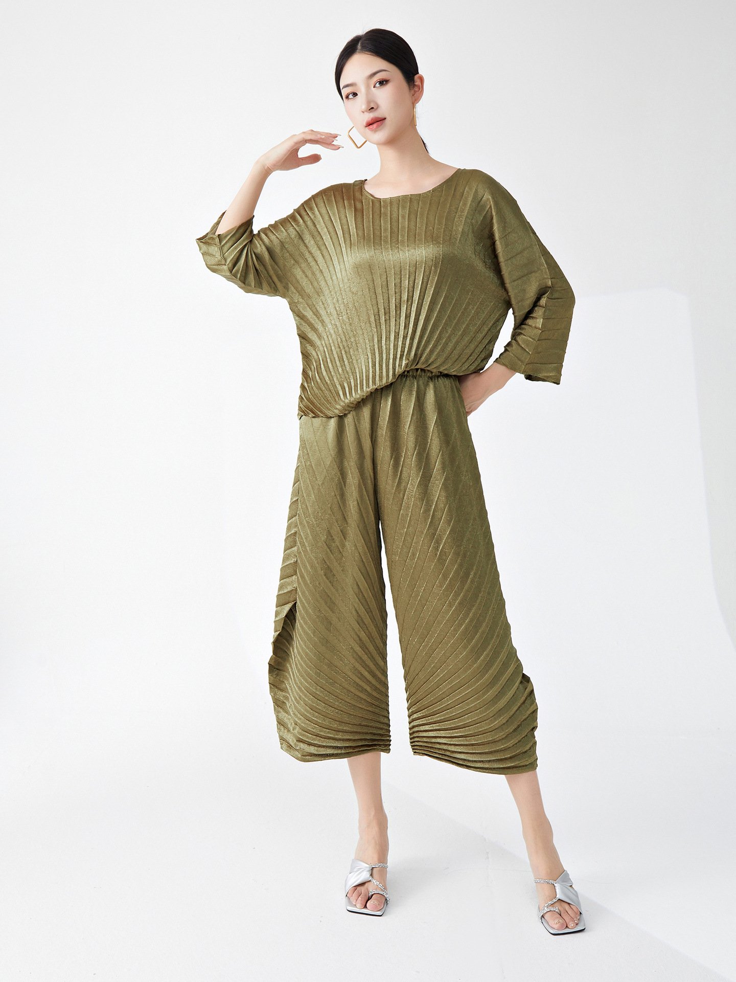 Elegant Korean Style O-Neck Women's Set Pleated Cropped Pants & Loose Fit Top Comfortable & Stylish