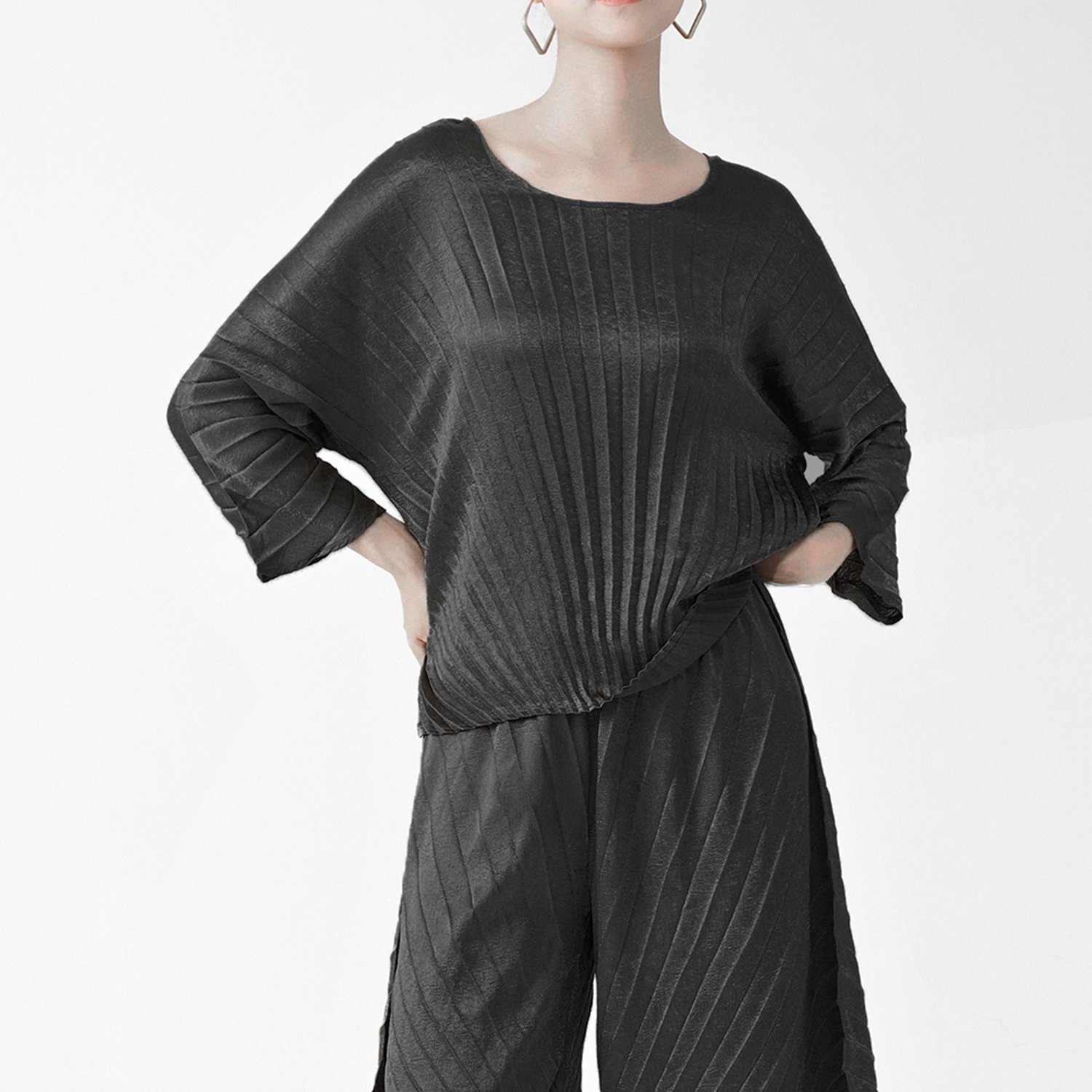 Elegant Korean Style O-Neck Women's Set Pleated Cropped Pants & Loose Fit Top Comfortable & Stylish