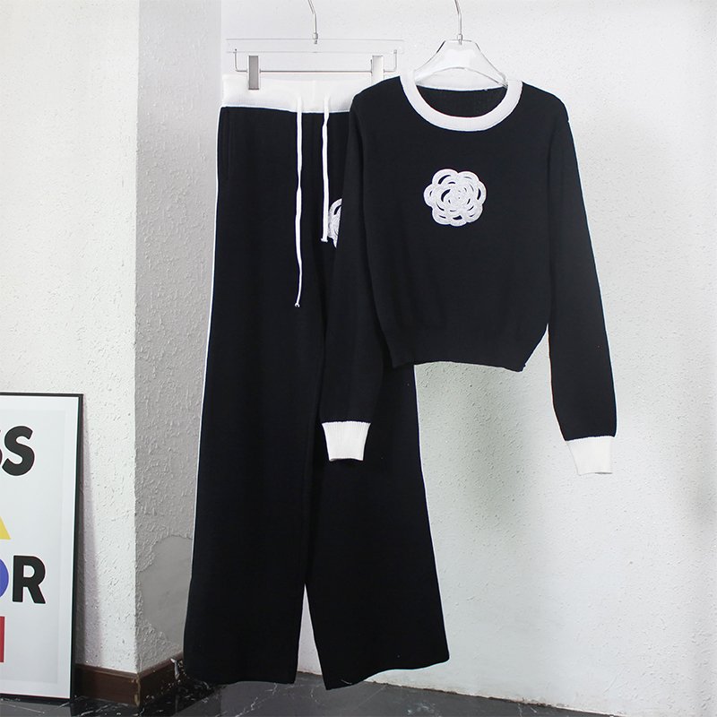 Fast delivery of elegant camellia knit two-piece sports casual wide-leg pants simple knit embroidery top fashion set