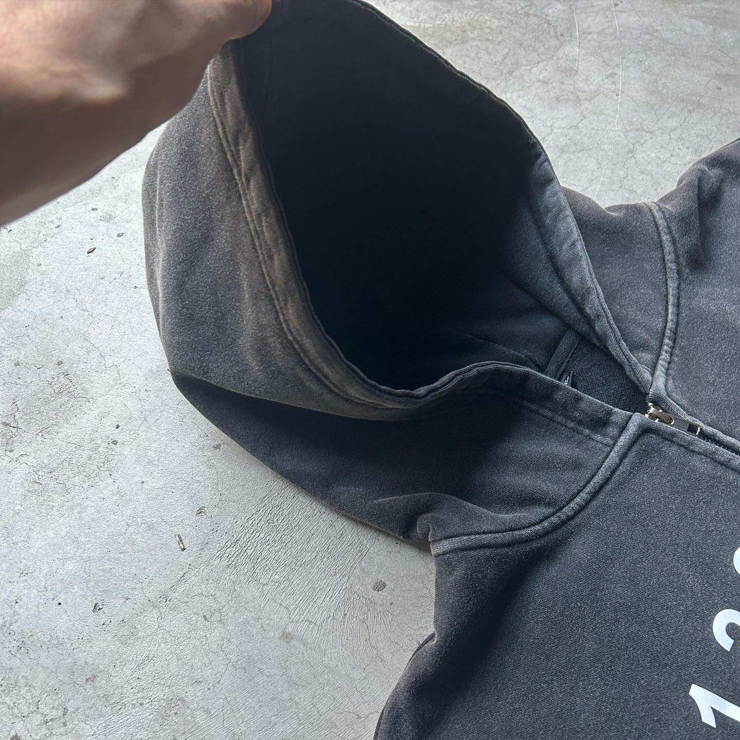 OEM Custom manufacturer wholesale 500 gsm oversized black screen print men vintage zip up acid wash cropped hoodie