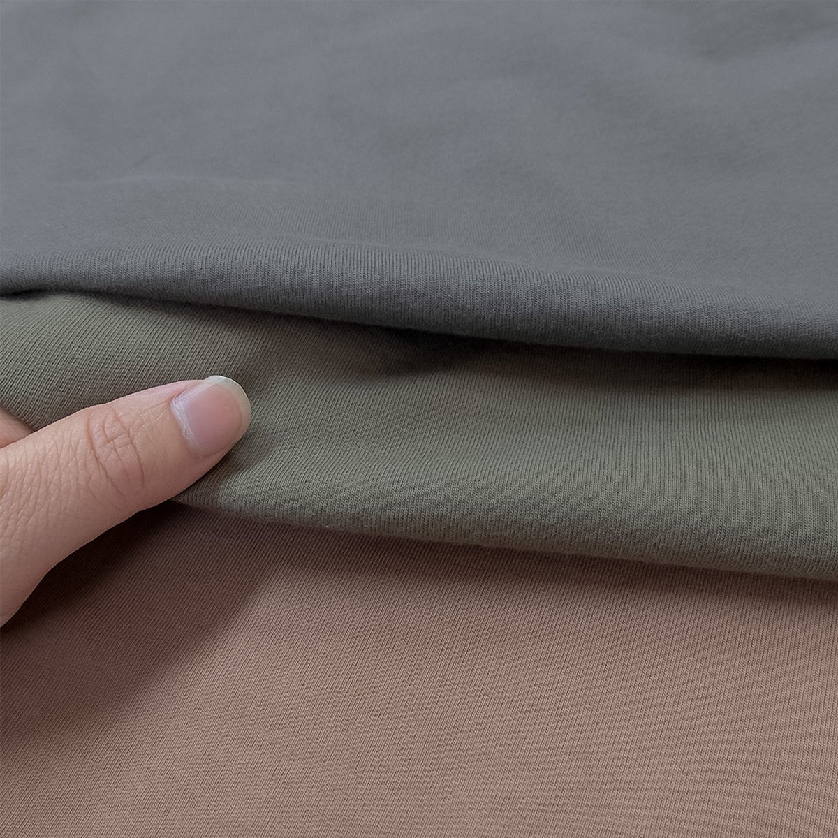 Solid color washed and worn-out base short sleeved men's T-shirt made of 100% cotton, with a comfortable, simple and fashionable