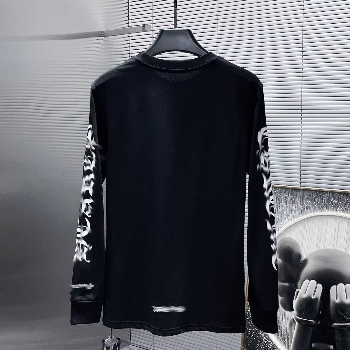2024 Wholesale High Quality Heart Chrome Fall dress is a classic cross horseshoe flower arm long sleeve T-shirt