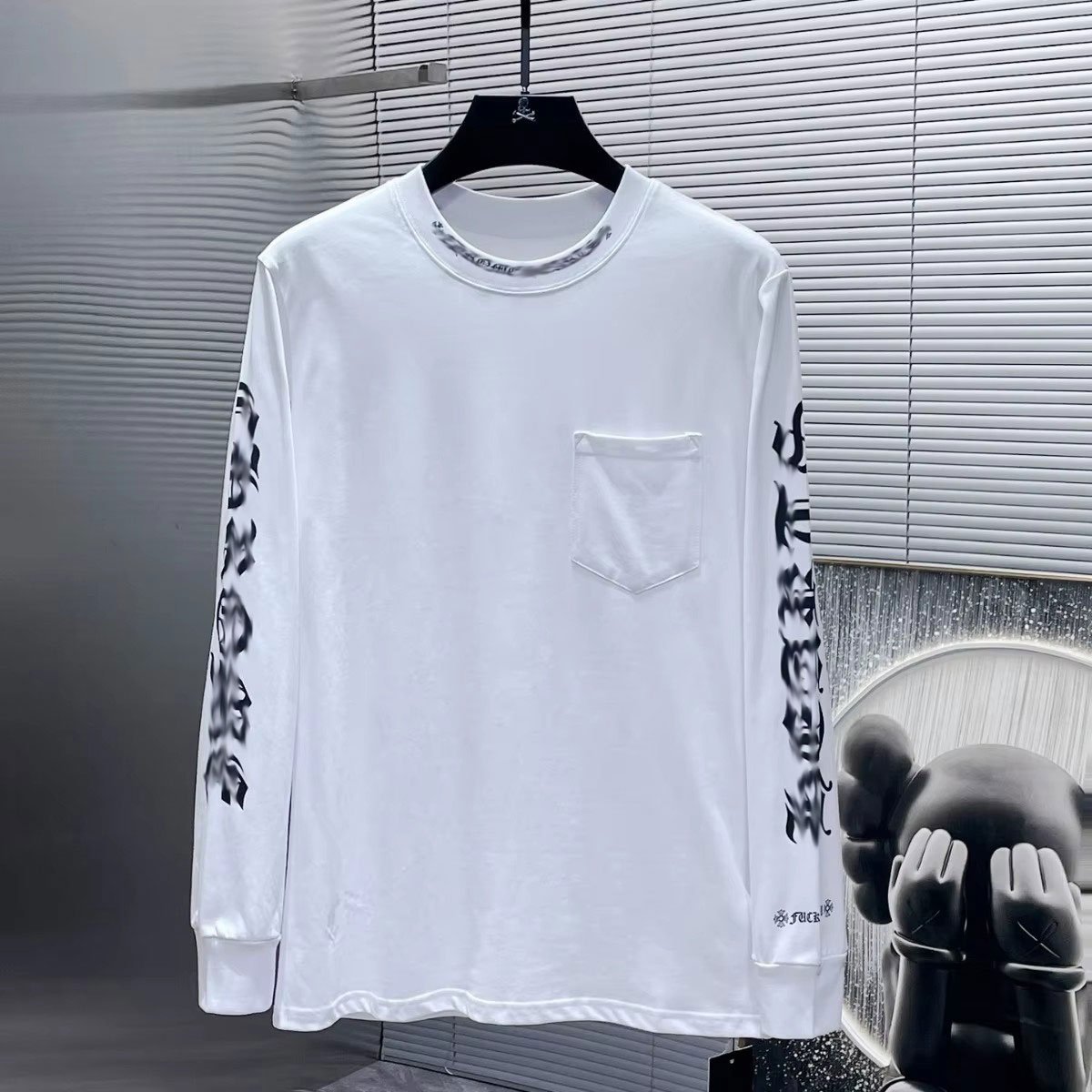 2024 Wholesale High Quality Heart Chrome Fall dress is a classic cross horseshoe flower arm long sleeve T-shirt