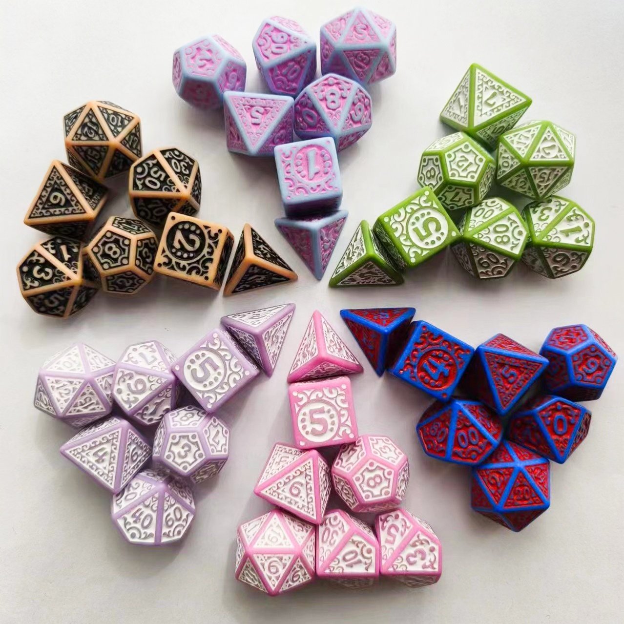Retro Hollow Pattern Polyhedral DND Dice Vivid Colorful RPG Acrylic Dice Set for Role Playing Game