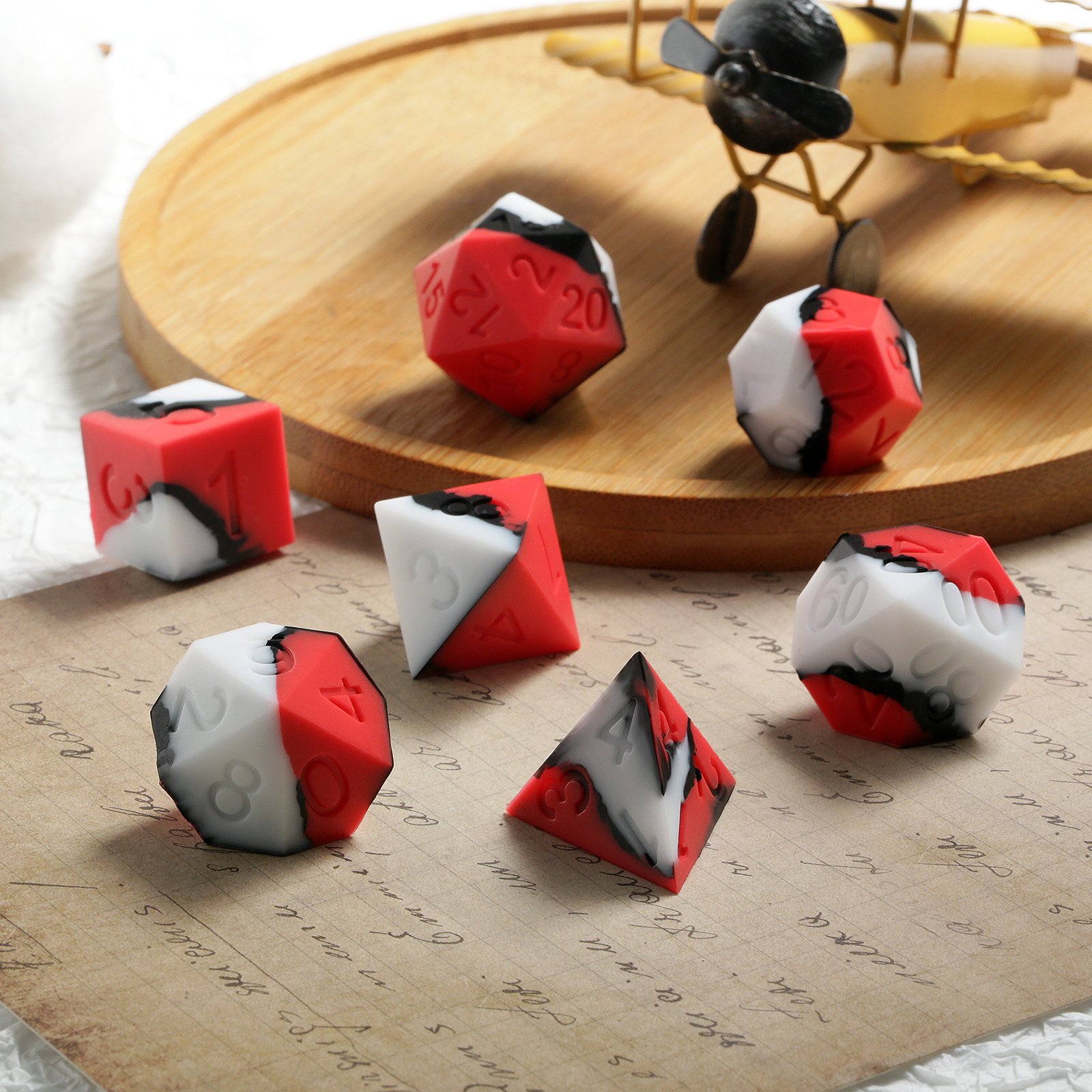 Wholesale Silicone dnd Dice Set D20 Polyhedral Dice set with Display Case Custom Dice for RPG Games