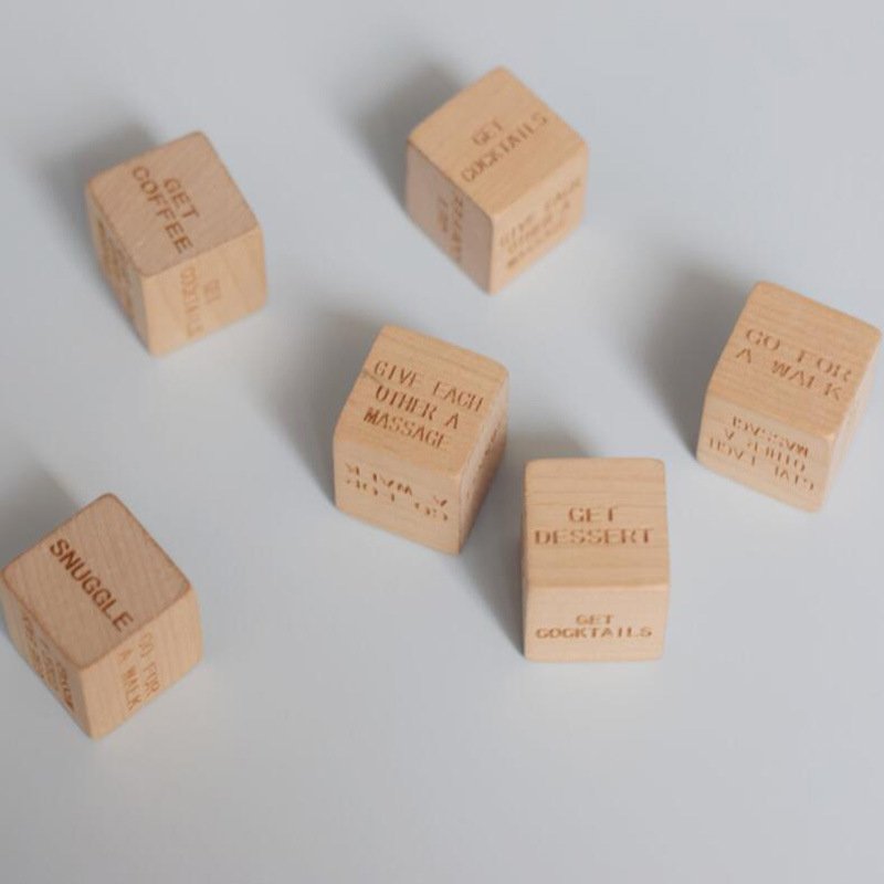Wholesalers Wooden Couple Dating Fun Love Dice Food Decision Dice Valentine's Day Gifts Date Night Dice for Couples Girlfriend