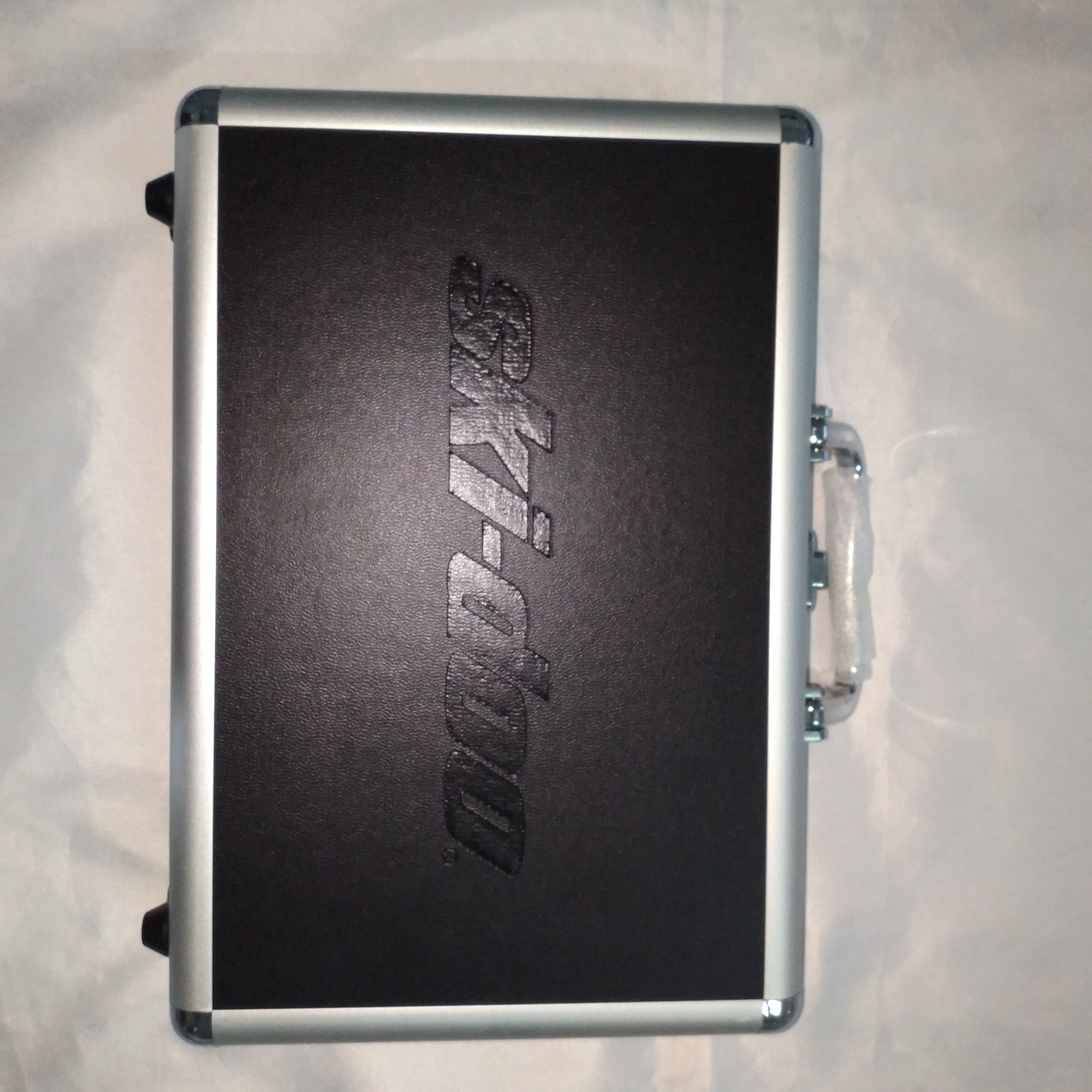 100 200 300 400 500 600 pcs clay poker chip silver or black aluminum case wholesale