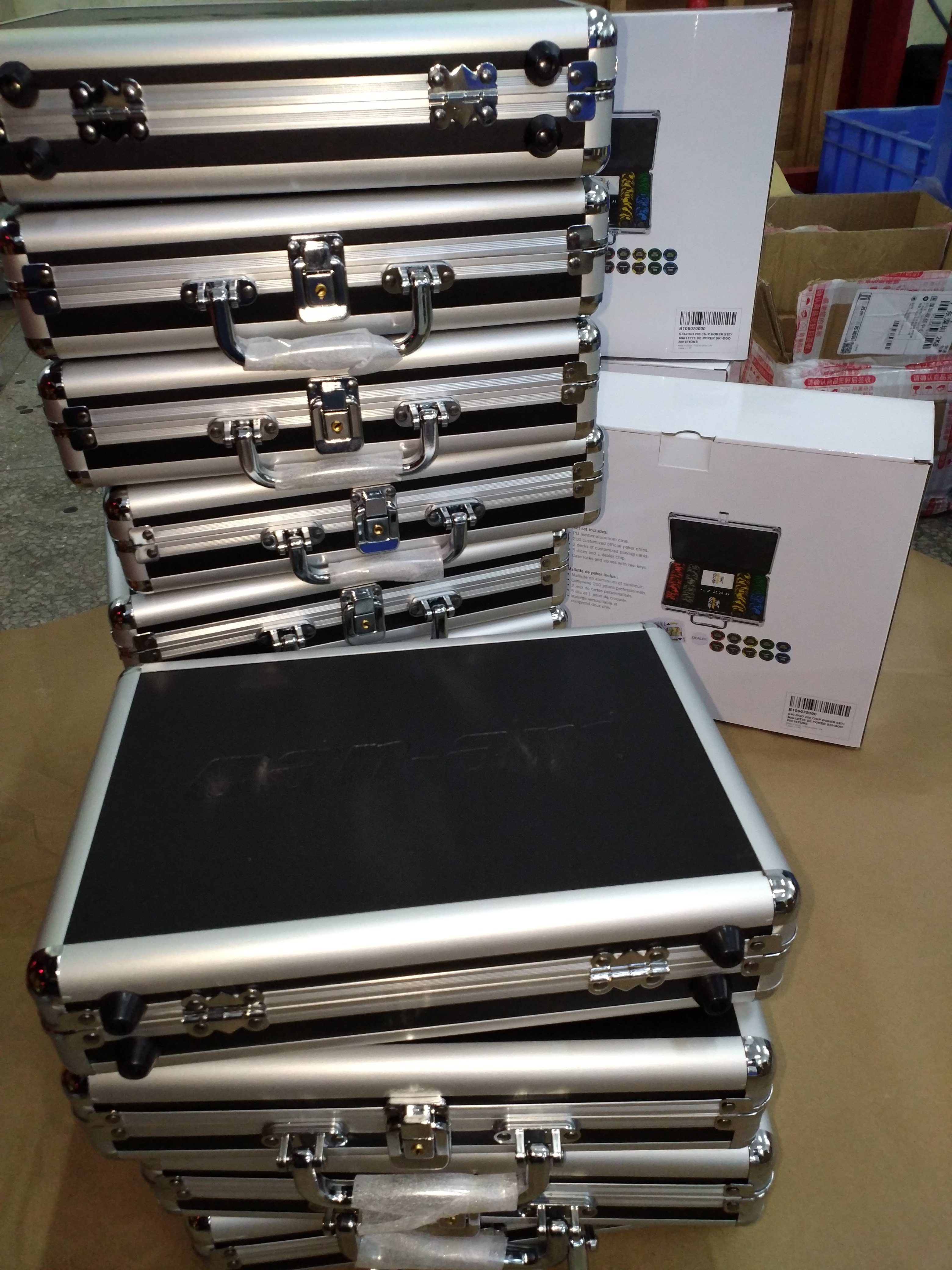 100 200 300 400 500 600 pcs clay poker chip silver or black aluminum case wholesale