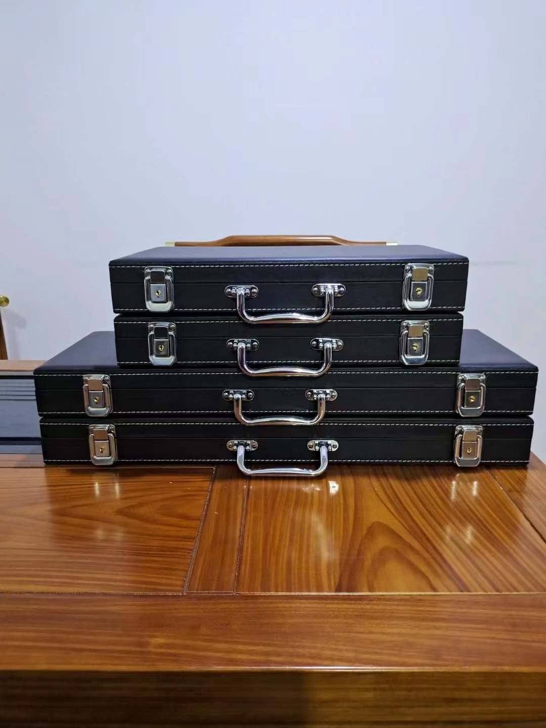 200 300 500 PS CLAY POKER CHIP PU LEATHER CASE ALUMINUM CASE CUSTOM MADE LOGO WHOLESALE