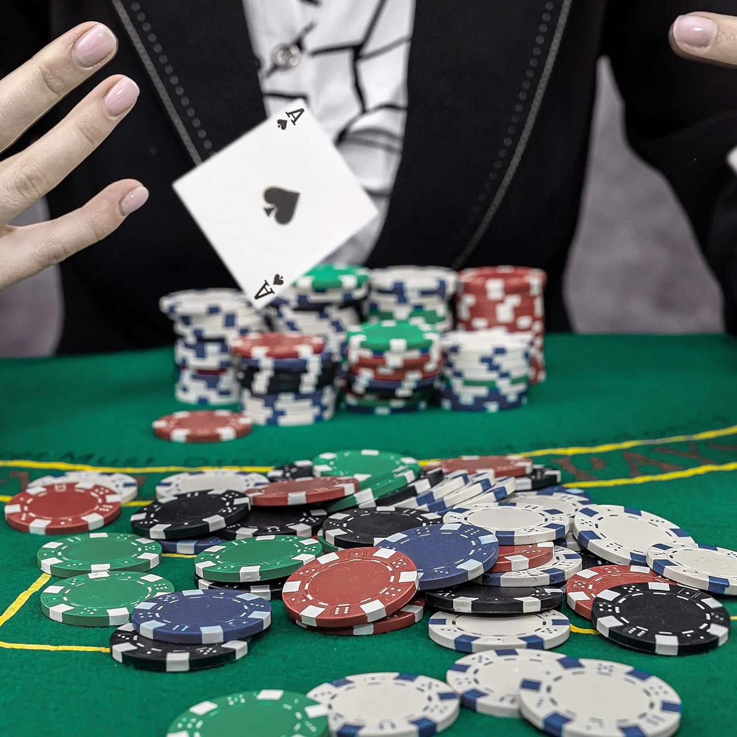 Custom Professional 200pcs Poker Chips Set PP 11.5g Chips in Aluminum Case with Custom Logo for Entertainment