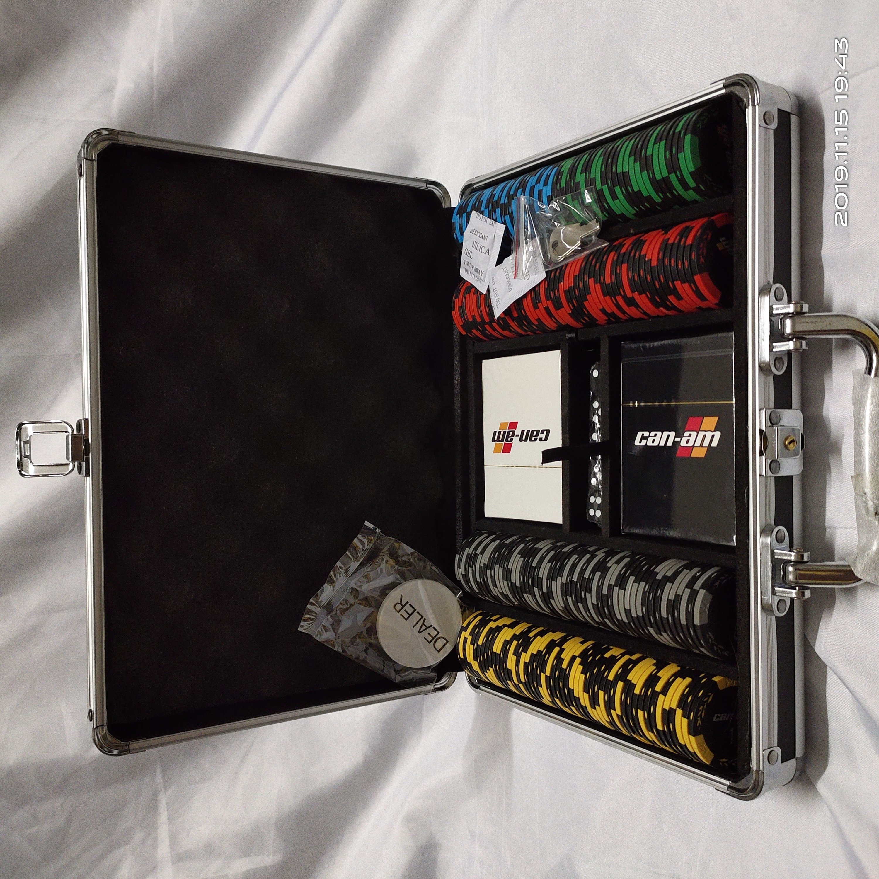 Poker Set Of 200 300 500 Chips In PU Leather Carrying Case or aluminum case