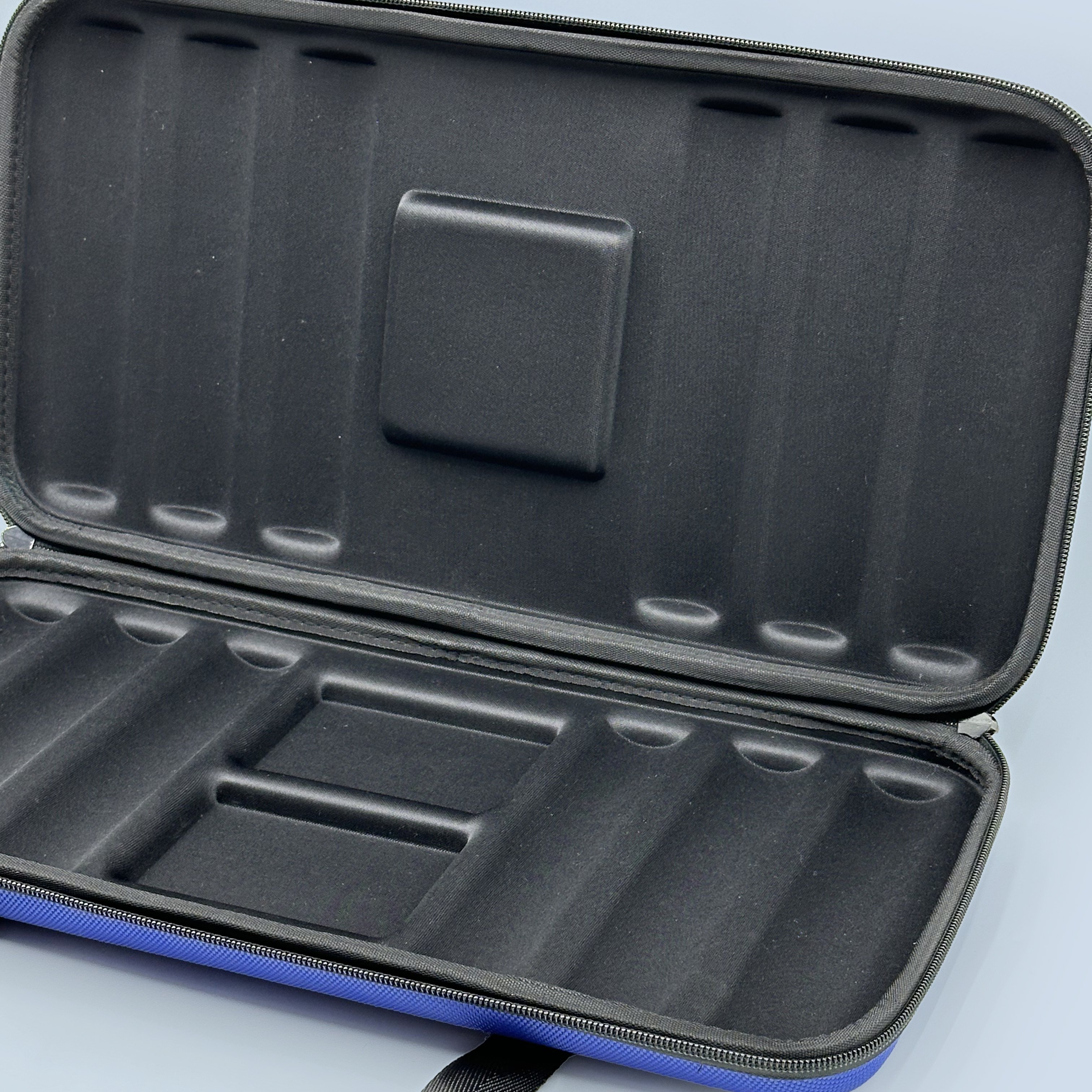 Manufacturer Customize 300/500/1000 Pcs Eva Poker Chip Carrier Case Storage Box Poker Chip Case 500 1000 Eva Poker Chip Case