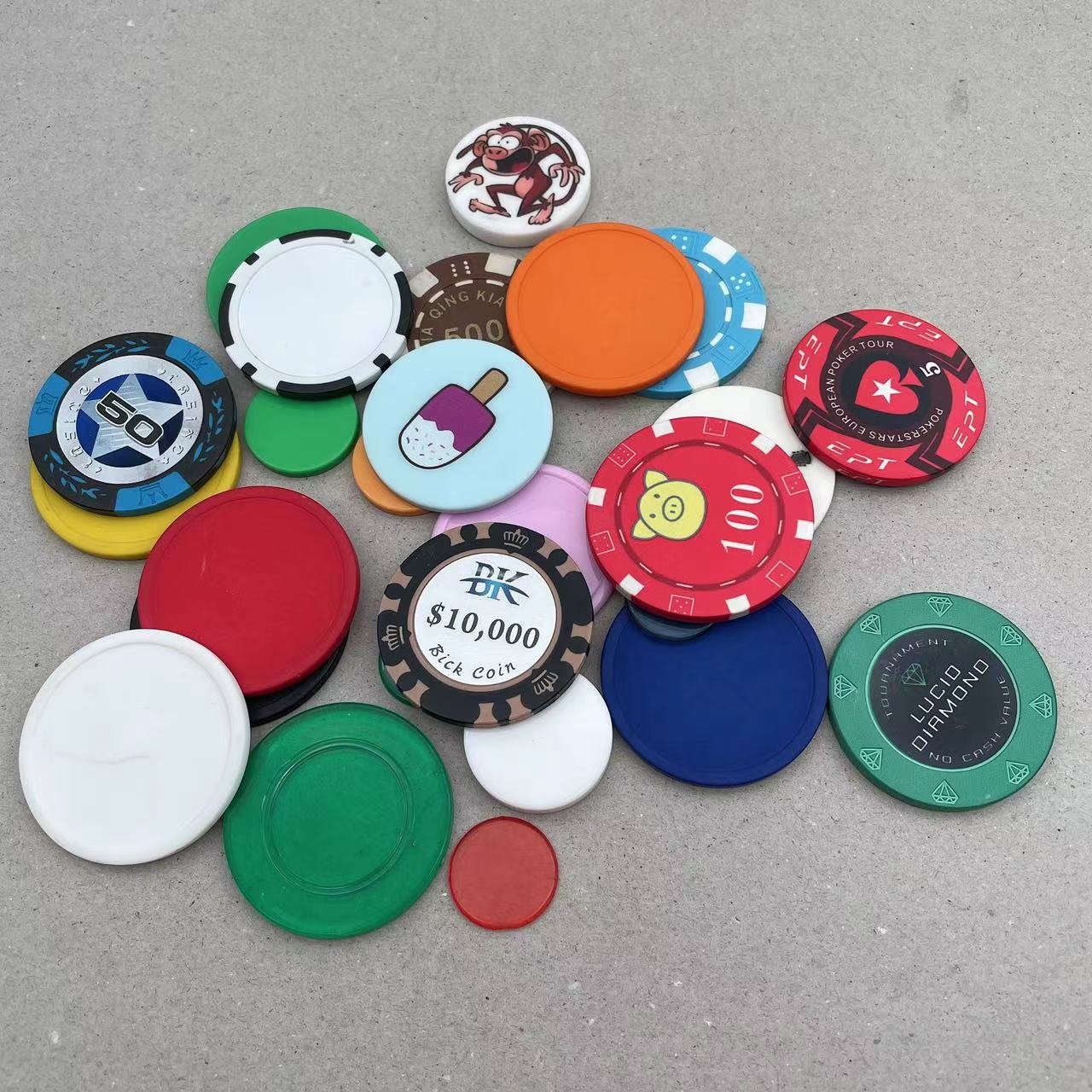 Custom colorful blank plastic chips manufacture board game plastic tokens