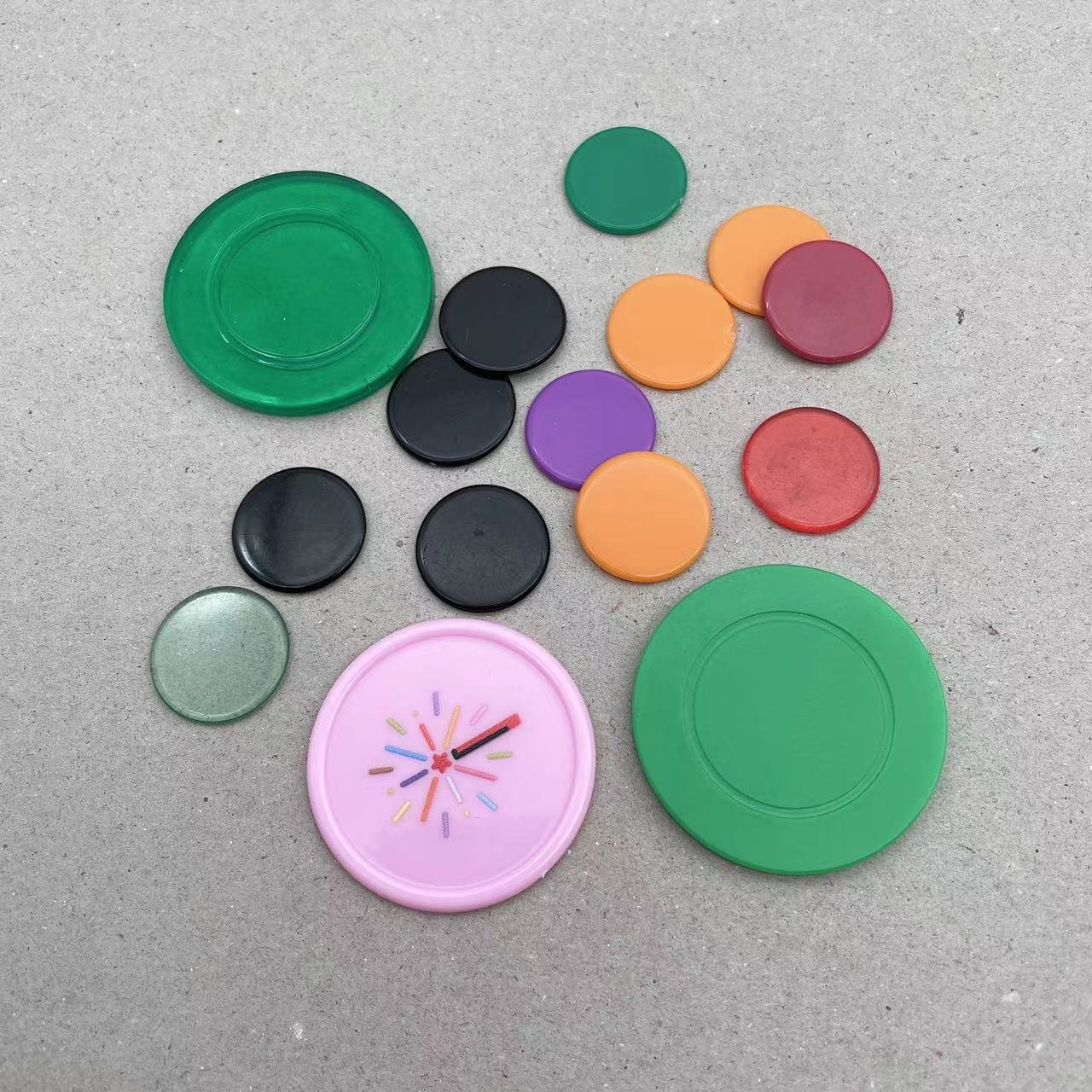 Custom colorful blank plastic chips manufacture board game plastic tokens