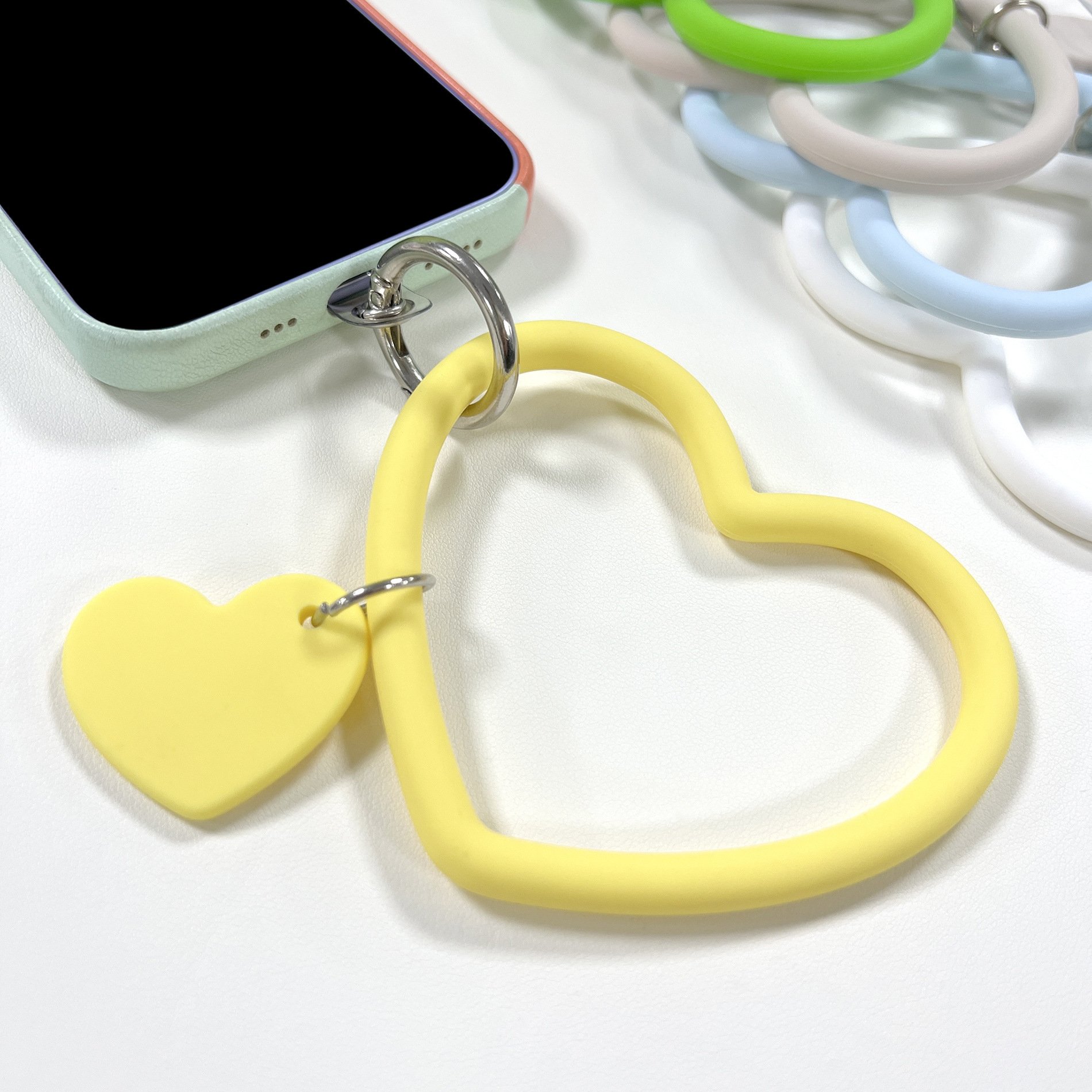 Hot selling popular new Wristband Rings heart shape Cell Phone Holder Silicone Circle Round Lanyard Phone Accessories Holder