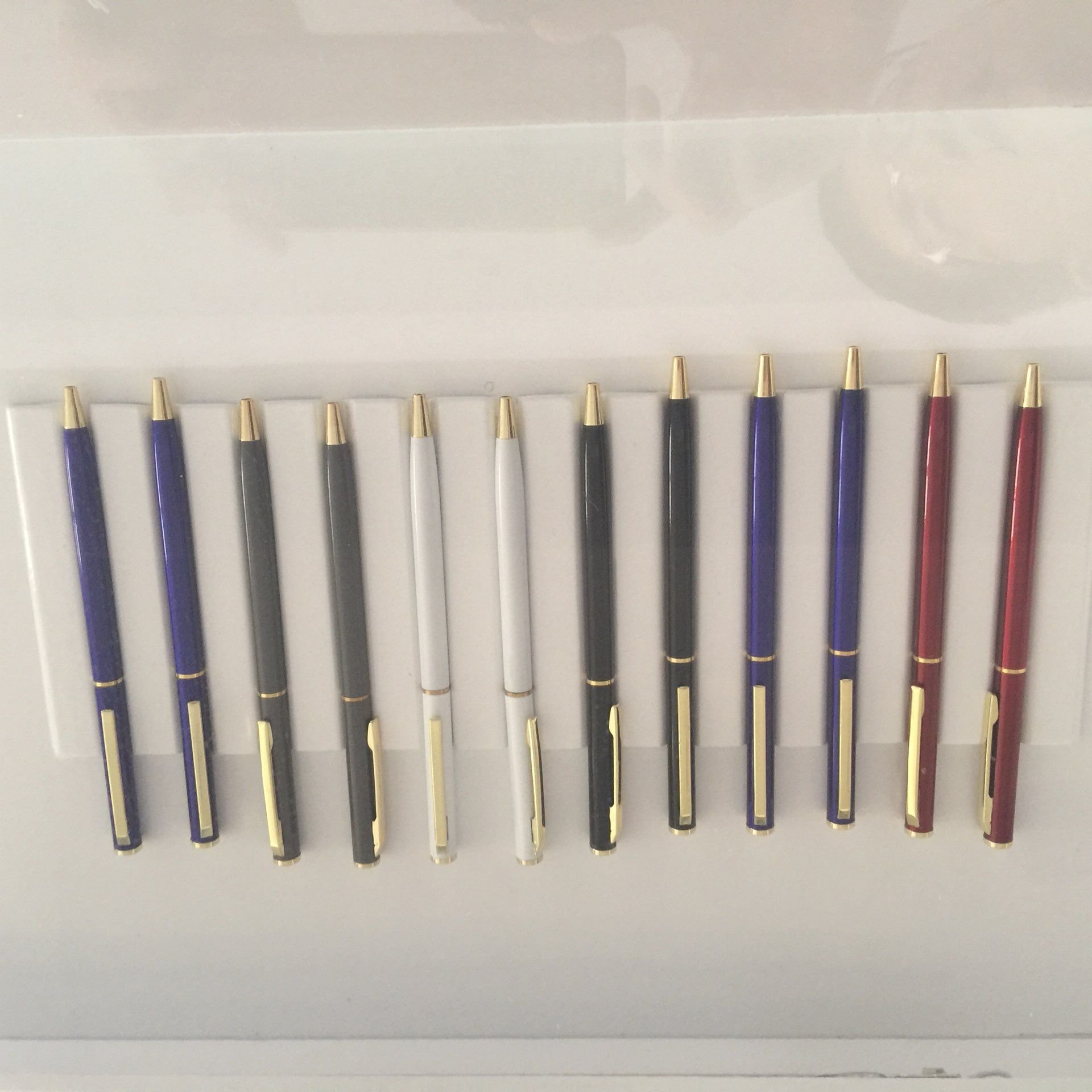 2022 Gift Promotional Ball Pen Customized Logo Black White Slim Metal Body Twist Ballpoint Pen