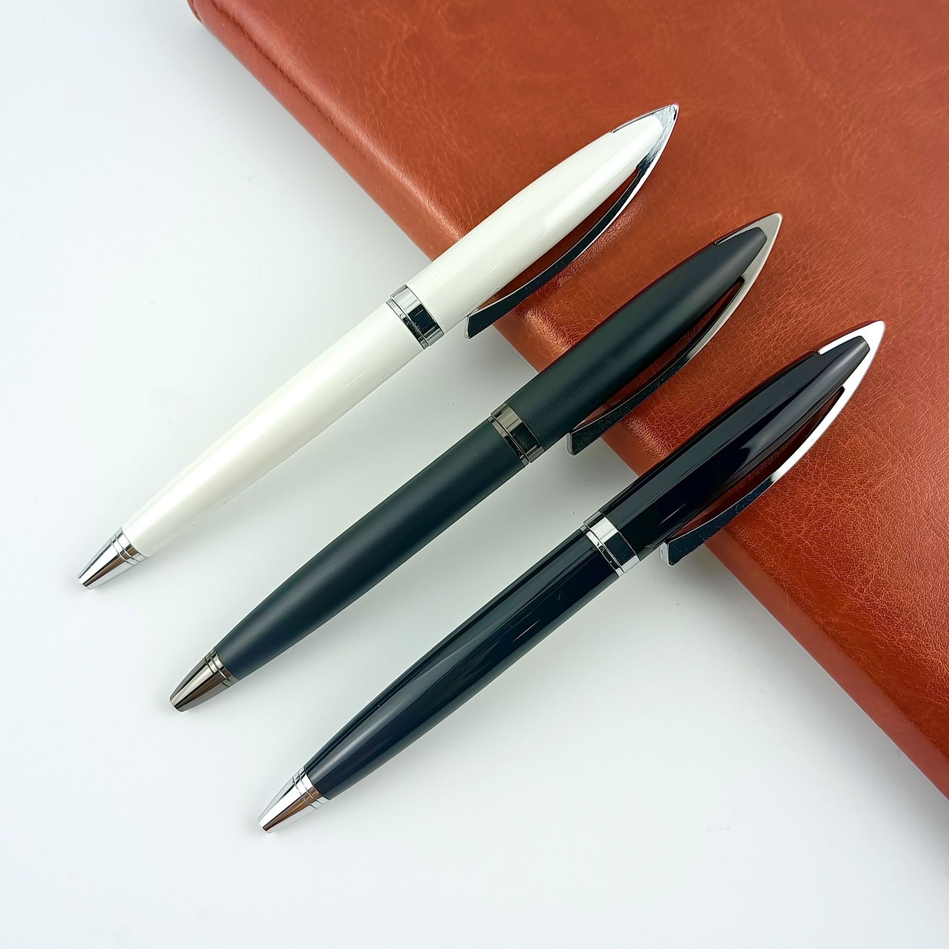 X727 Luxury Black Glossy Pen With Gold Promotional Ballpoint Pen For Business Hotel Gifts
