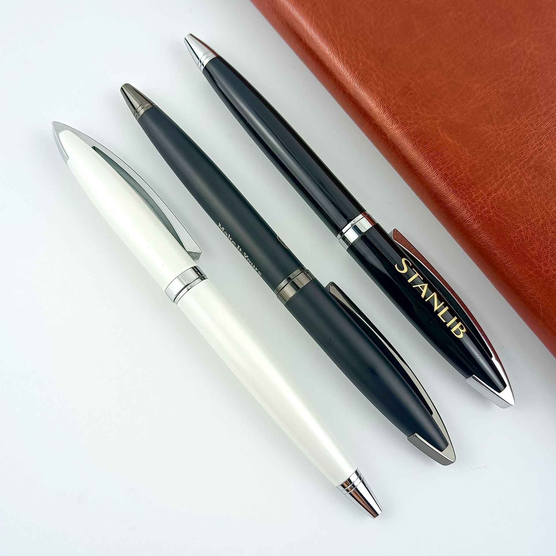 X727 Luxury Black Glossy Pen With Gold Promotional Ballpoint Pen For Business Hotel Gifts