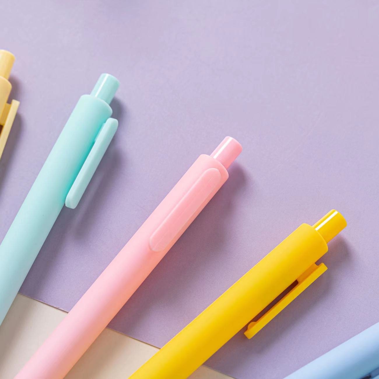 Hot sale korean Style Cheap Macaron color simple gift plastic ball pen pink hotel ballpoint pen