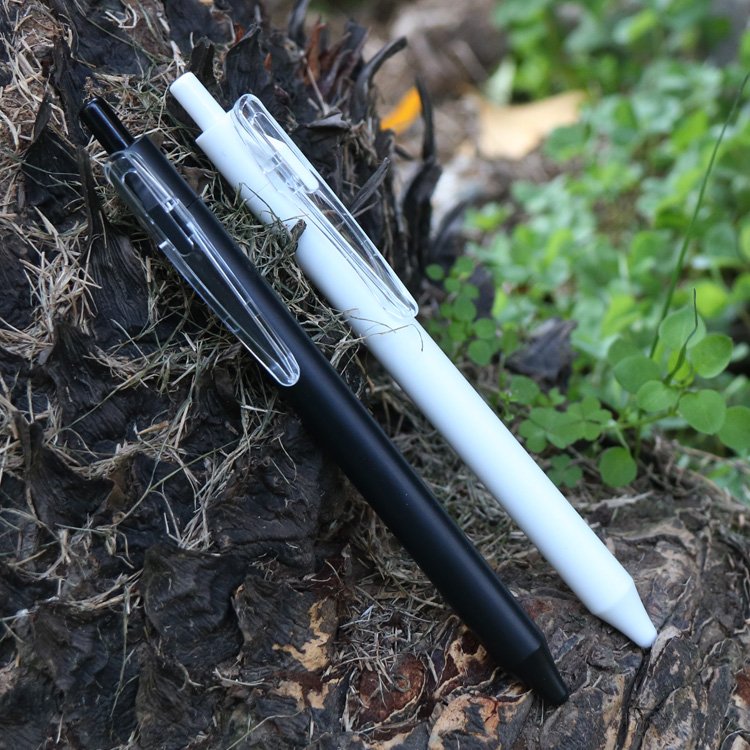 High Quality Low Price Promotional Plastic Ballpoint Pens 1mm Fine Black Ink Writing Pens With Custom Logo