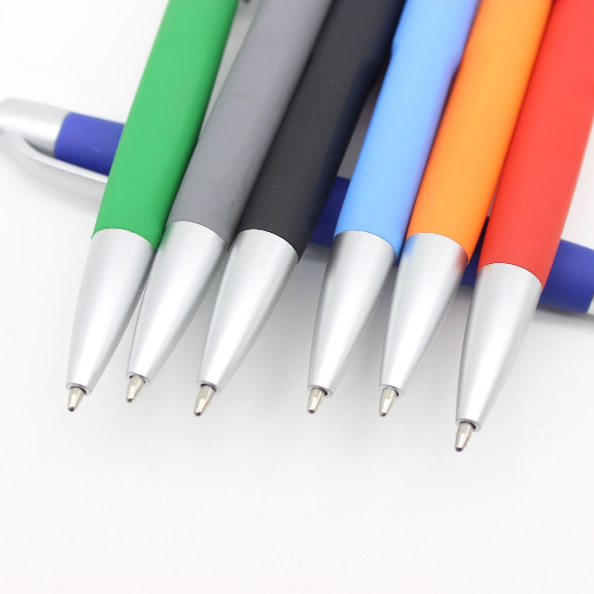 Hot stationery comfortable colorful oil based click type plastic ballpoint pen with custom logo for hotel advertising promotion