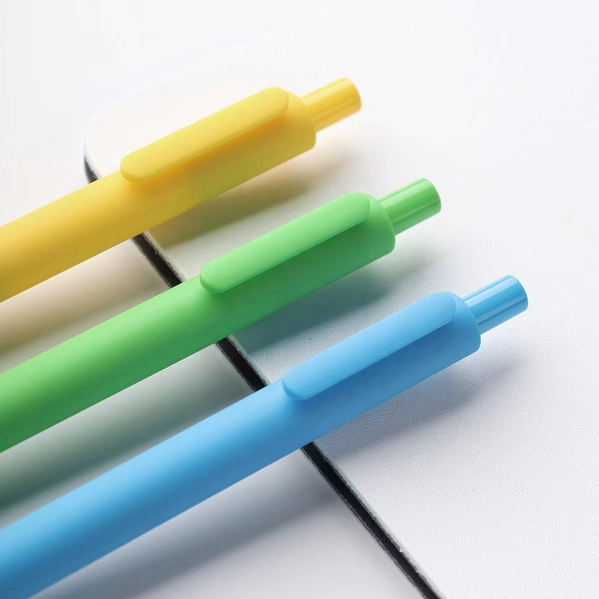 Hot Selling Wholesale Plastic Gel Pen Custom Logo Printed Pen Multiple Color Retractable Soft Rubber Click Plastic Pen