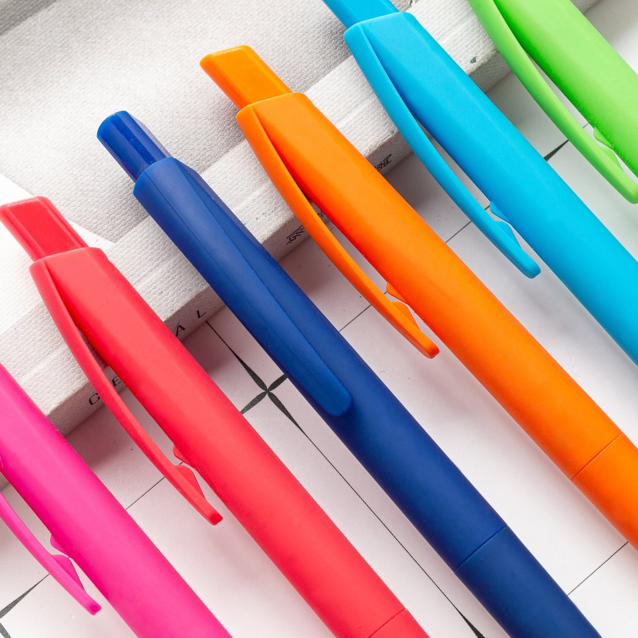 Wholesale 0.7mm Wide Colorful Plastic Rubber Coated Ballpoint Pen Custom Logo Gift Pen for Back to School Stationery