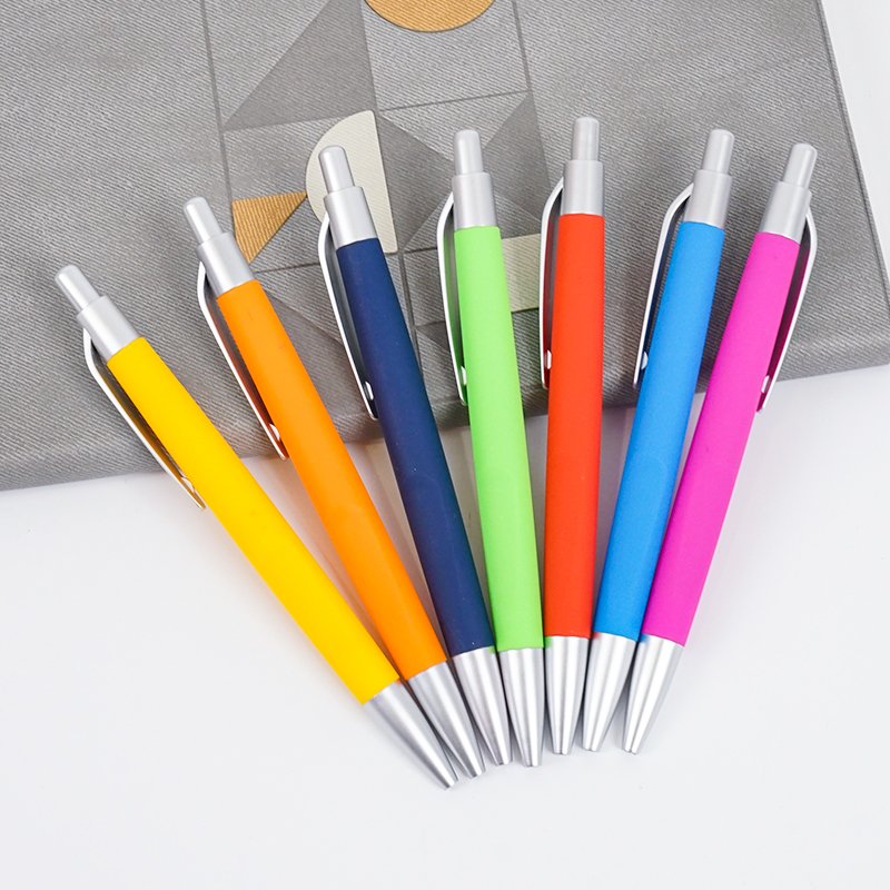 Customized Logo Promotional Cheap Retractable Plastic Black Blue Custom Pens Ballpoint Pens Classic Logo Pen