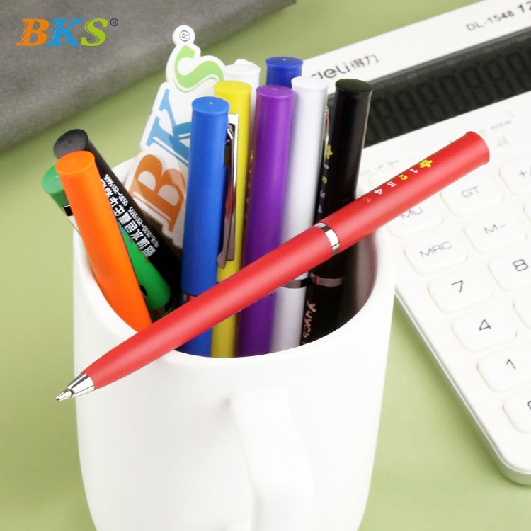 Customized Logo Promotional Ballpoint Pen 1.0mm Black Plastic Twist Pen with Novelty Body and Feather for Banner Writing