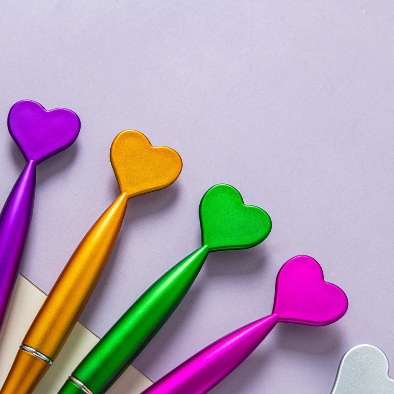Hot selling customize logo new plastic promotional ballpoint pens with big heart top for students gifts