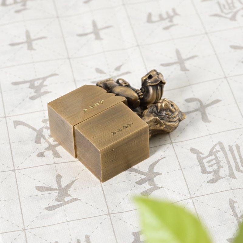 Brass Seal Handicraft: Engraved Tiger Animal Sculpture, Customizable, Desktop Ornament, Collectible, Gift Item